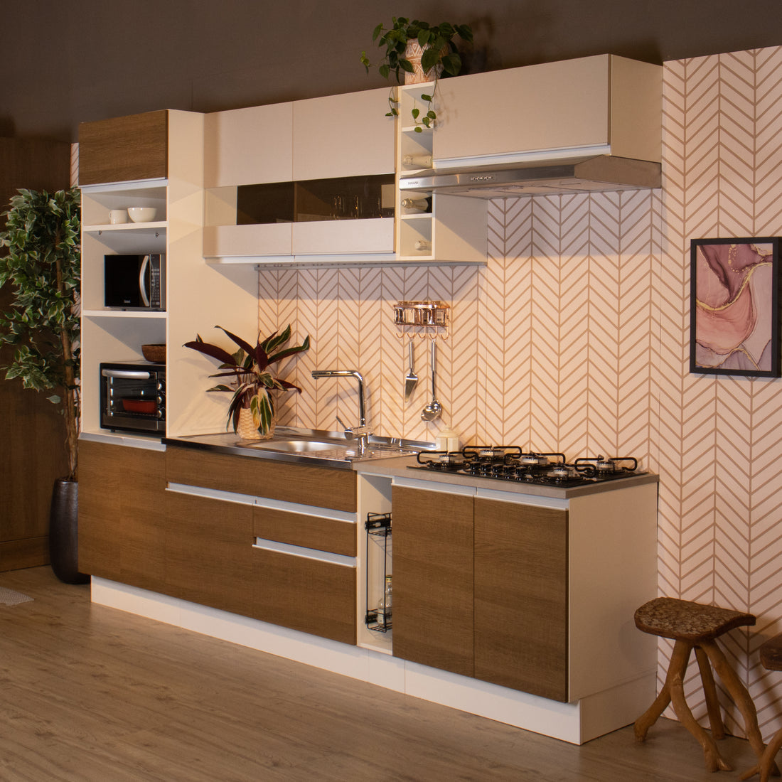 Cocina Madesa en blanco y rústico, decorada con utensilios y electrodomésticos.