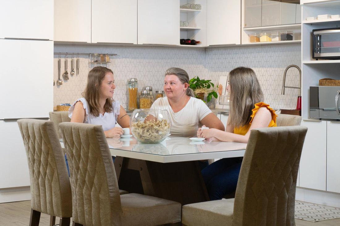 Cocina y comedor organizados, listos para recibir amigos de forma cómoda y funcional.