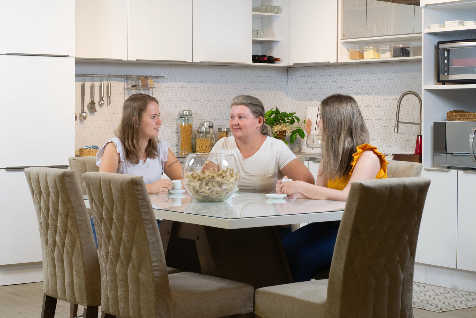 Cocina y comedor organizados, listos para recibir amigos de forma cómoda y funcional.