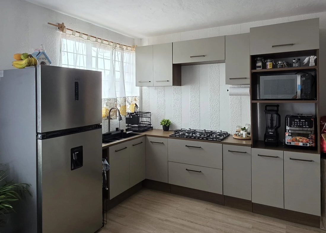Ideas de cocina integral moderna en gris con cubierta de madera y refrigerador de acero