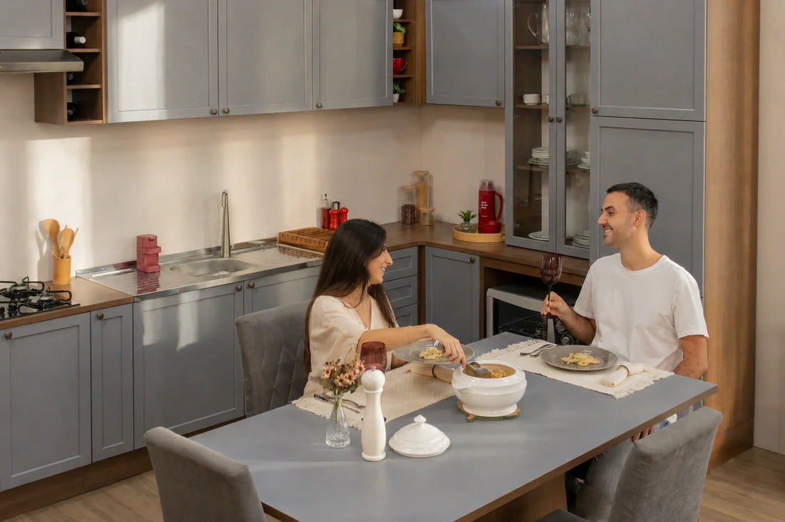 Cocina integral lineal gris con gabinetes de 52 cm de profundidad y mesa de comedor al frente